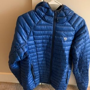 Men’s Mountain Hardwear lite packable jacket. SM